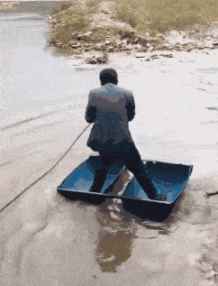 原创搞笑gif:妹子,你这雨伞真是把这位睡觉的哥们给坑惨了