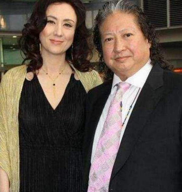 68岁洪金宝大病初愈,携小13岁妻子露面,满头白发与妻子似两代人