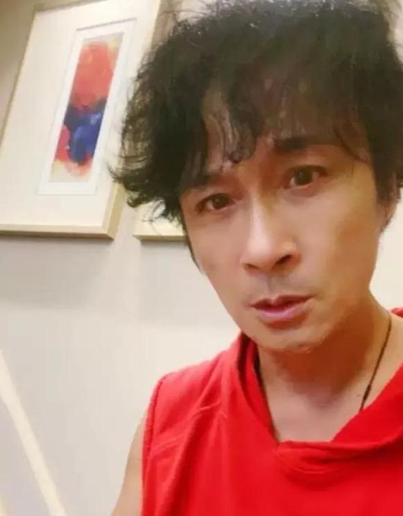 众人|原创吴镇宇直播赚钱做慈善，搞笑神回复圈粉众人，“坏叔叔”成暖男？