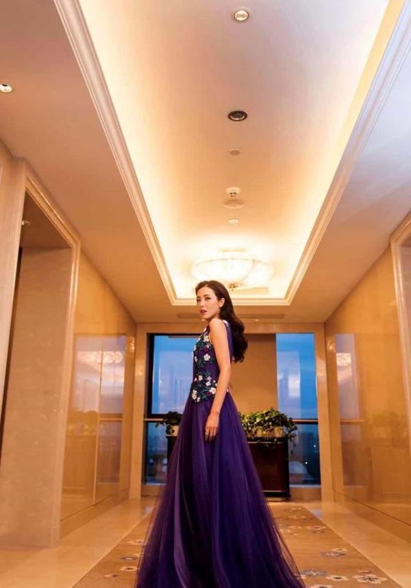 紫色|曾黎真是“氧气美女”，穿紫色连衣裙高贵优雅，一般人hold不住
