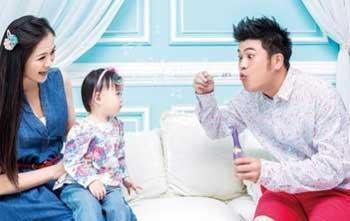 黑衣|原创男星当街被黑衣男威胁追债,为还4千万赌债卖掉爸妈房子妻离子散