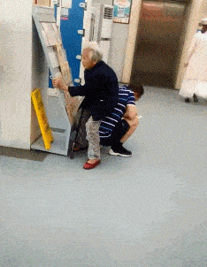 搞笑gif:会玩滑板的姑娘都很酷