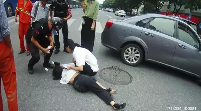 女子被压车底|11秒，1条命，女子被压车底，多亏这群“蓝精灵”，场面超震撼