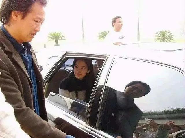 刘亦菲干爹与冯女郎离婚?曾一起现身妇产科,两人差30难长久