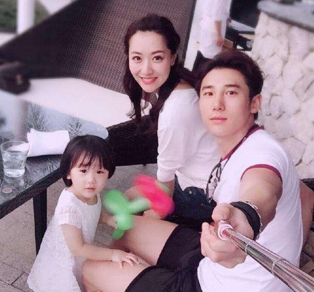 成龙|原创现代李小龙爆料：白冰不是靠成龙上位而是李咏，可惜人已经死了