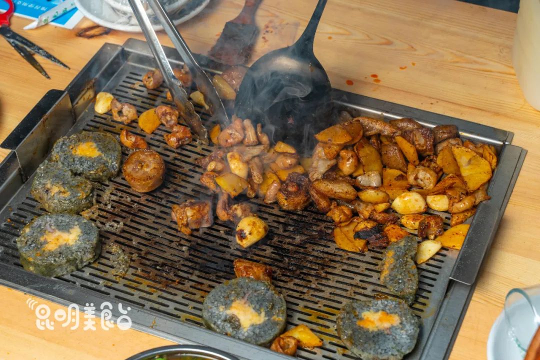 昆明|路边卖烧烤，好吃到车辆水泄不通昆明43斤村花找不到对象