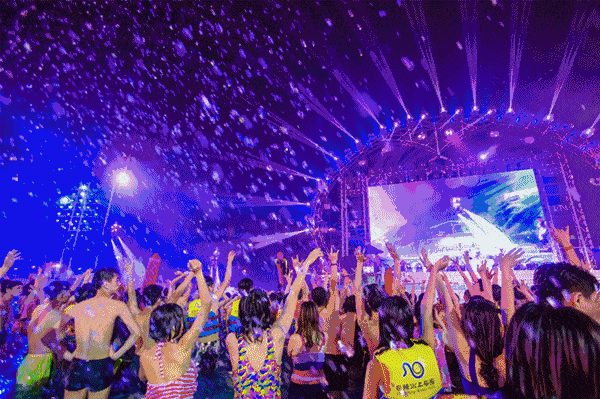 在水世界放纵玩乐 泡在水里,跟着音乐一起嗨,一起蹦迪 掀起盛夏最强