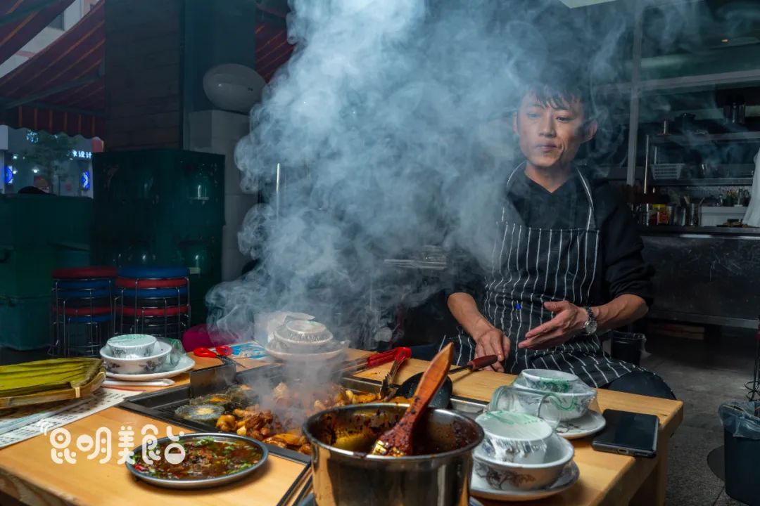 昆明|路边卖烧烤，好吃到车辆水泄不通昆明43斤村花找不到对象