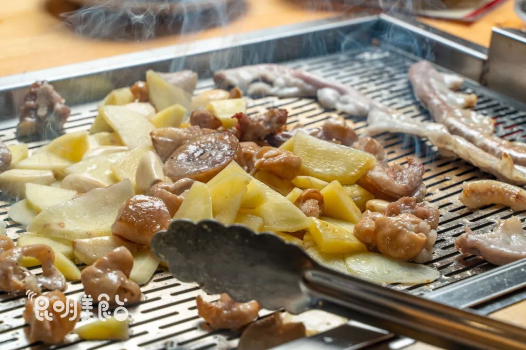 昆明|路边卖烧烤，好吃到车辆水泄不通昆明43斤村花找不到对象