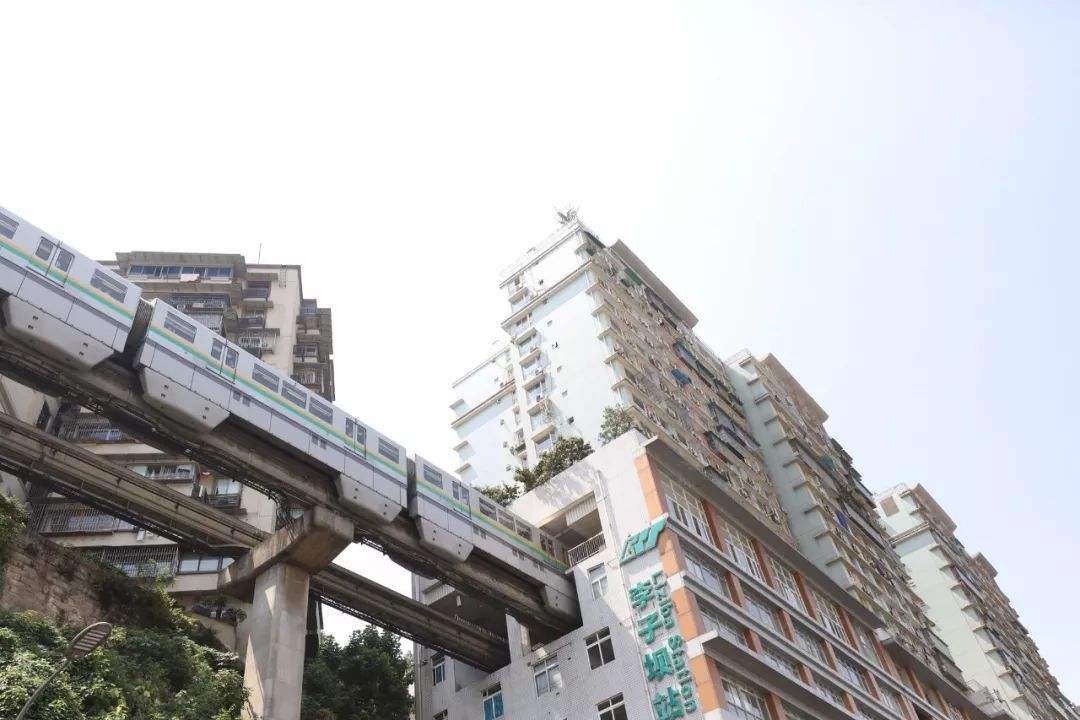 2020重庆解放碑情侣度假游:李子坝轻轨打响魔幻8d视觉盛宴之旅
