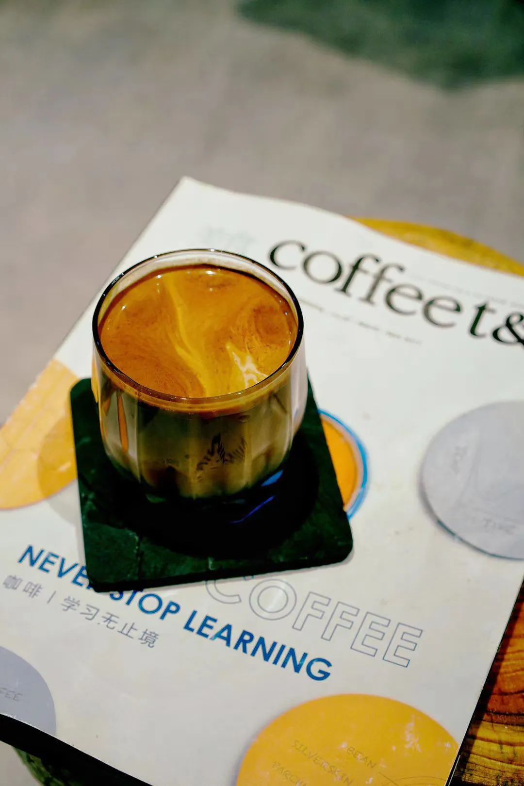 浓缩咖啡与冰牛奶的完美交融 层次分明的心意咖啡 饮水村咖啡馆 慧兰