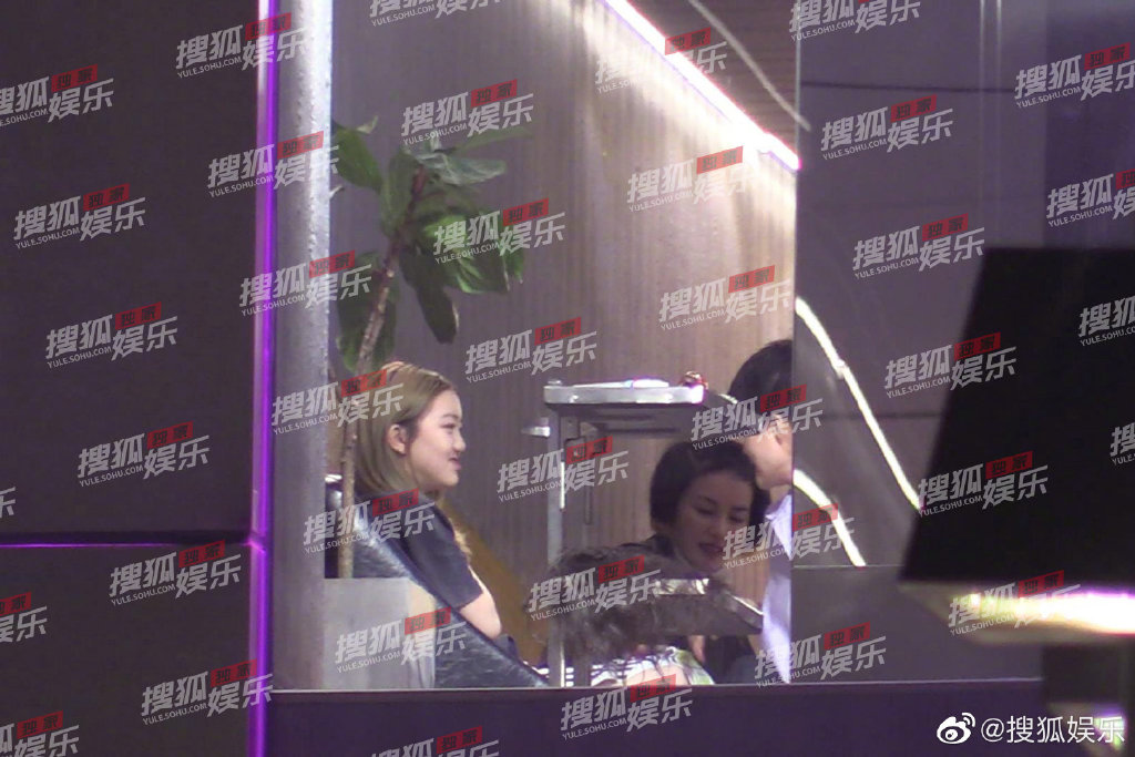 女儿|原创李嫣陪妈妈做头发，王菲店内喝酒又抽烟，出门还踩空险摔倒