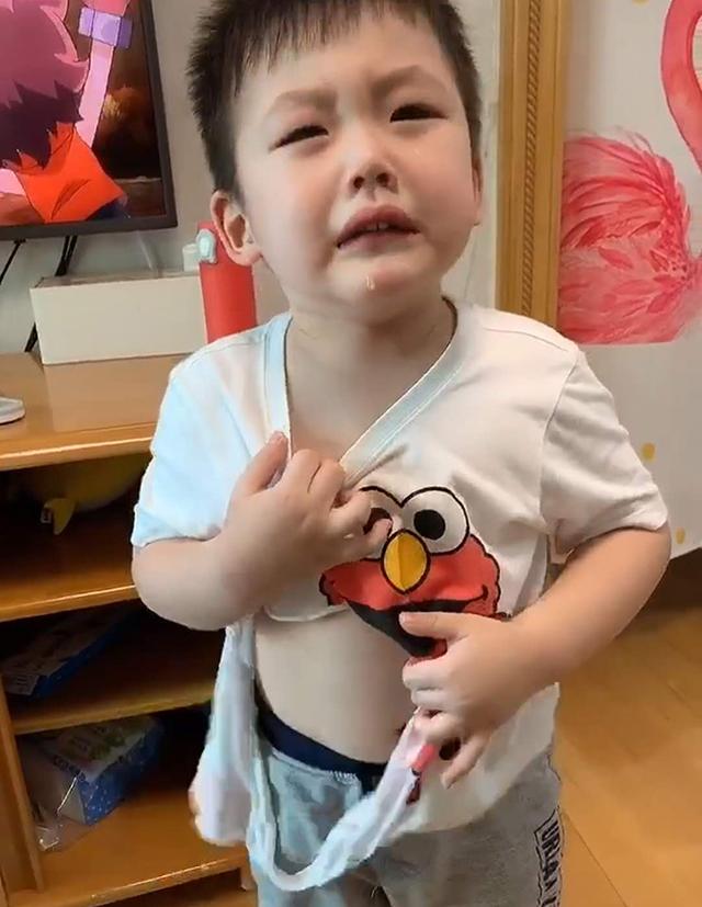弟弟与姐姐干架，身上“战袍”被姐姐撕碎，妈妈：人在屋檐下，该低头就低头