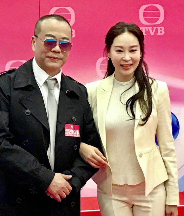 筷子|原创59岁欧阳震华工作骤减暴瘦,眼袋巨大脸下垂,还惊现筷子腿