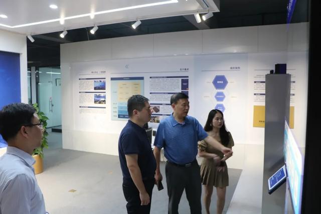 长沙市雨花区商务局局长刘虎一行到易泡科技考察指导