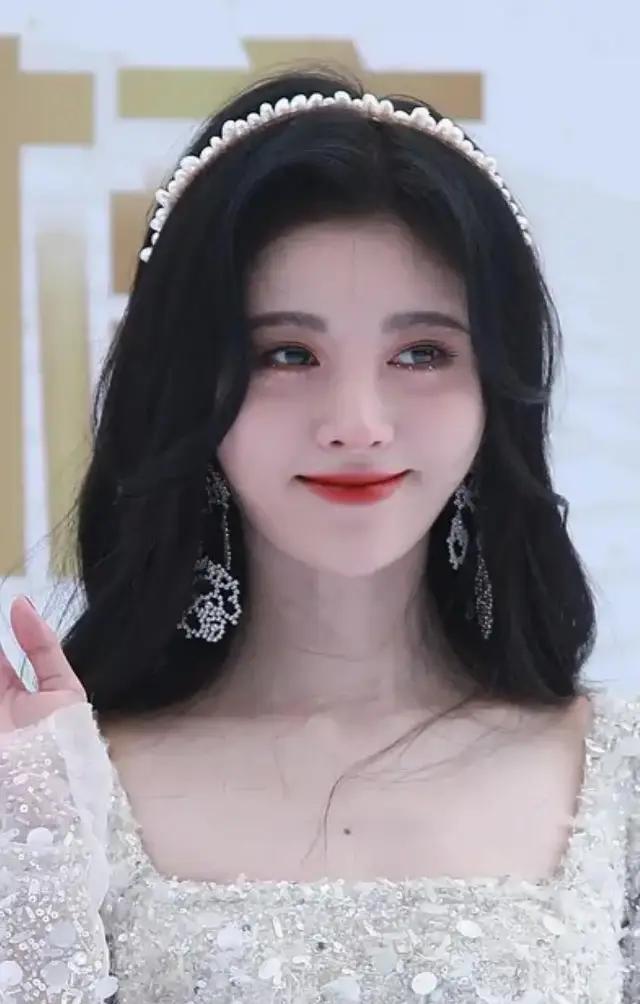 fa|鞠婧祎又换新头，4.0版终于不照骗了？美绝！