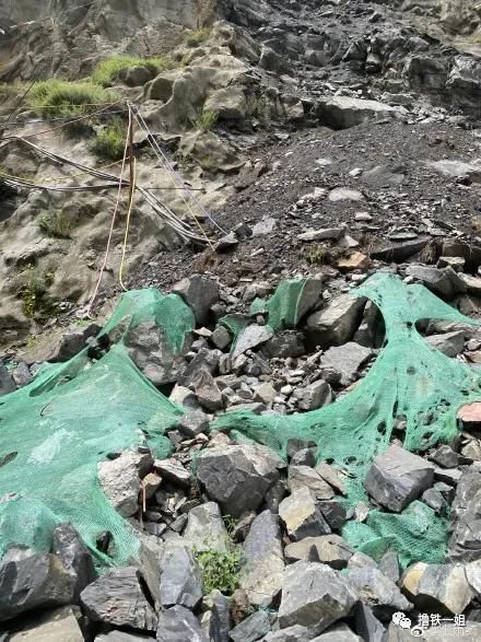 万茜刚|前几天万茜刚骨折，今天张雨绮就差点被泥石流击中！这节目组是有毒吗？！