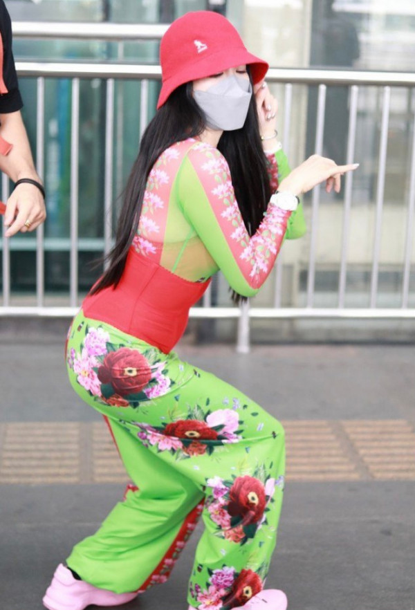 形象|谁能管住钟丽缇？把自己打扮成“翠花”露面，束身衣外穿谁敢尝试