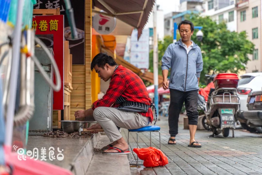 昆明|路边卖烧烤，好吃到车辆水泄不通昆明43斤村花找不到对象