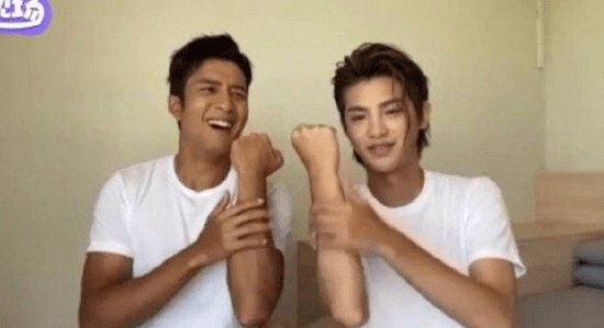 皮肤|同在夏日美黑店打工王一博都黑了 乔欣是在偷懒吗