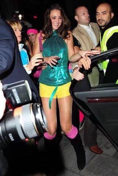 造型|反差太大!贤淑凯特年轻时也爱泡夜店,王妃穿缎面吊带裙太性感