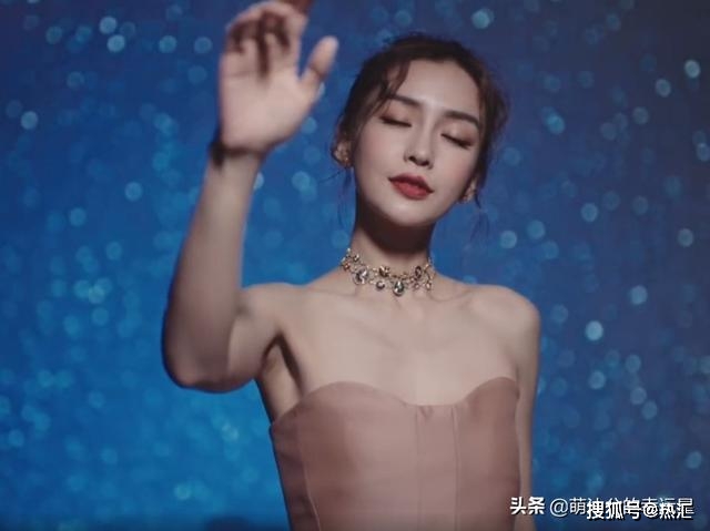 baby|赵丽颖baby最新广告来袭，两种风格美感不同，一个贵气一个优雅
