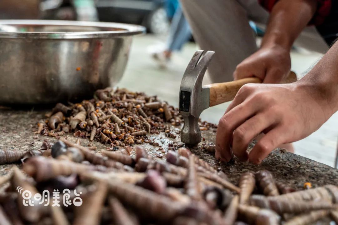 昆明|路边卖烧烤，好吃到车辆水泄不通昆明43斤村花找不到对象