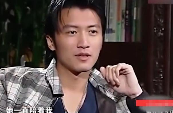 50岁王菲被小狼狗一把搂住,与谢霆锋的世纪复合再次告终?