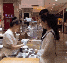 搞笑gif:小哥估计好尴尬,哈哈哈哈