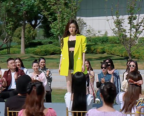 张天|张天爱大赞黄明昊品牌的外套，一转身露出设计师的小心机