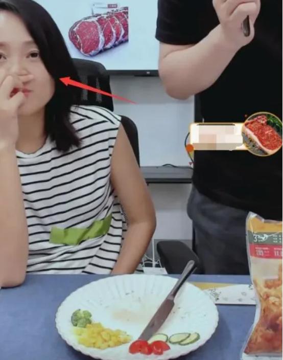 原创朱丹挺4个月孕肚抱女儿太吃力！女儿正面照曝光，太像老公周一围