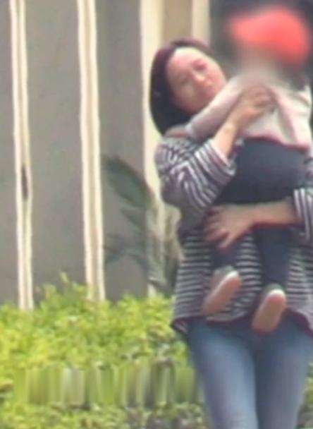 原创朱丹挺4个月孕肚抱女儿太吃力！女儿正面照曝光，太像老公周一围