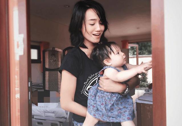 原创朱丹挺4个月孕肚抱女儿太吃力！女儿正面照曝光，太像老公周一围