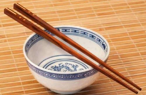 使用筷子有助大脑发育，孩子多大可以使用筷子？