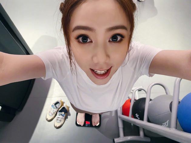 太瘦了！邓紫棋进健身房称体重只有44kg