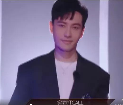 张萌|原创黄晓明状态不佳？被宁静强搂跳舞，慌到手不知放哪，还一脸嫌弃？