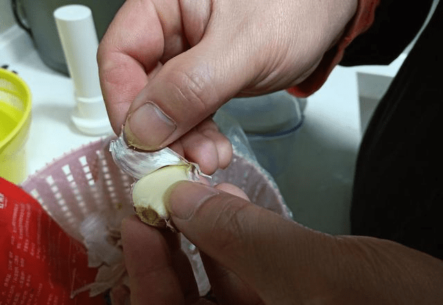 蒜头怎么剥皮快 6c8f313c117d44f19711e45d5c33b000.png