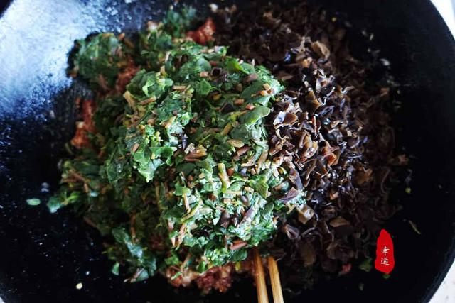 黑木耳|皮薄馅大馅抱团,黑木耳脆爽让口感更佳色泽金黄的菜窝窝出锅了