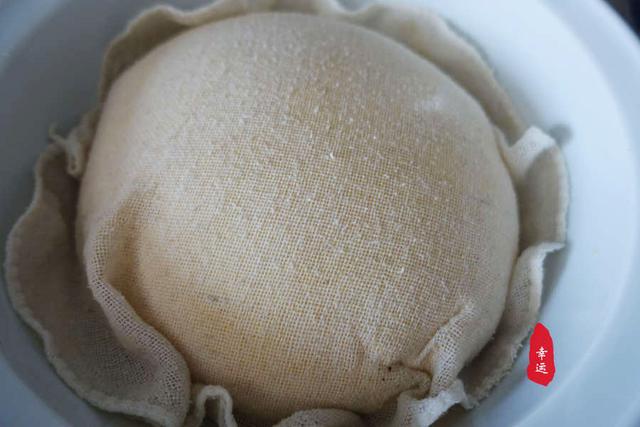 黑木耳|皮薄馅大馅抱团,黑木耳脆爽让口感更佳色泽金黄的菜窝窝出锅了