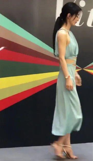 瞩目|baby晒冲浪视频，穿性感泳衣大长腿瞩目，打破身材比例55分谣言