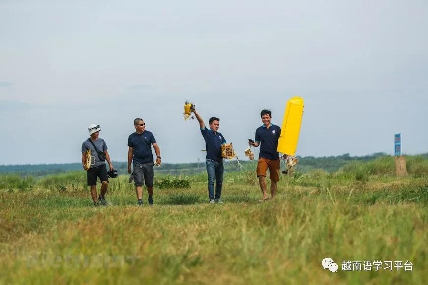 河内大号无人机表演越南爱好者圆飞行梦