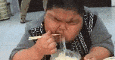 原创搞笑gif趣图: 小姐姐,你干这事不尴尬吗?多亏大爷没看出来