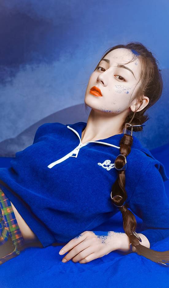 迪丽热巴|女星撞包:迪丽热巴美艳钟楚曦时髦,她靠低调搭配赢得称赞