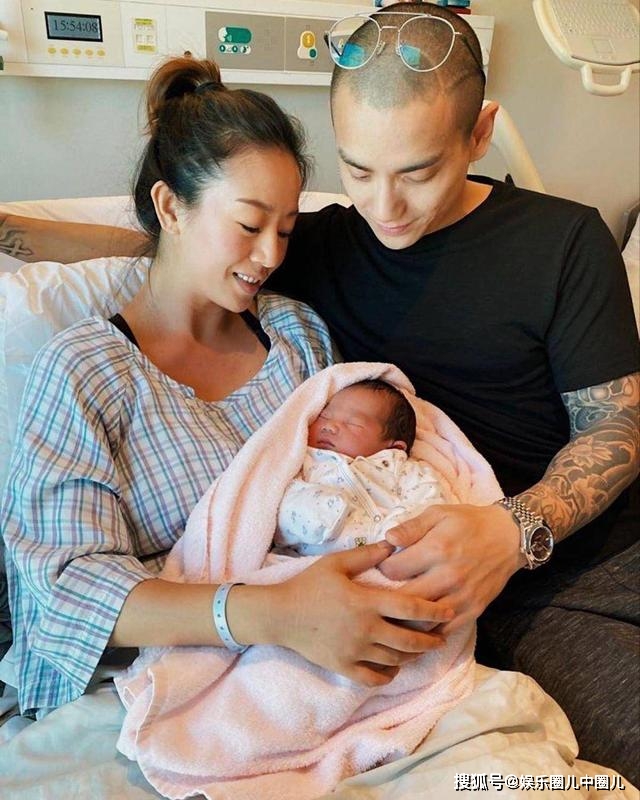 “贪玩人妻”晒儿子萌照，一家三口劲温馨，婚后与吴卓羲泳池嬉戏