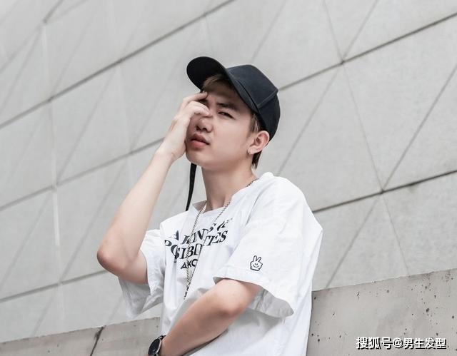 男生简单帅气的夏日穿搭,有这5套衣服就够了,轻松出门