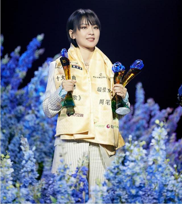 东方风云榜张艺兴斩获四奖,周笔畅获最佳女歌手,却不如她的蜕变