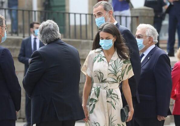 国王|莱蒂齐亚王后参加周日弥撒！穿绿色印花裙又美了，国王宠溺眼神啊