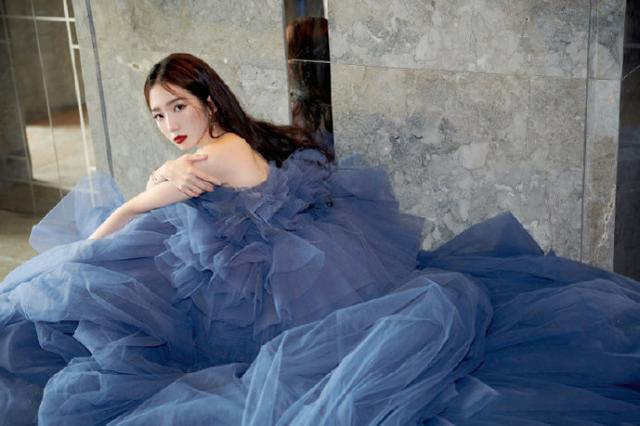 东方|孟美岐出席东方风云榜，一袭华丽的裙纱衬托出她美丽与自信