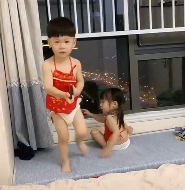 龙凤胎弟弟抢姐姐手机,姐姐一口小尖牙教弟弟做人,妈妈:永远别小瞧女人 龙凤胎弟弟抢姐姐手机,姐姐一口小尖牙教弟弟做人,妈妈:永远别小瞧女人