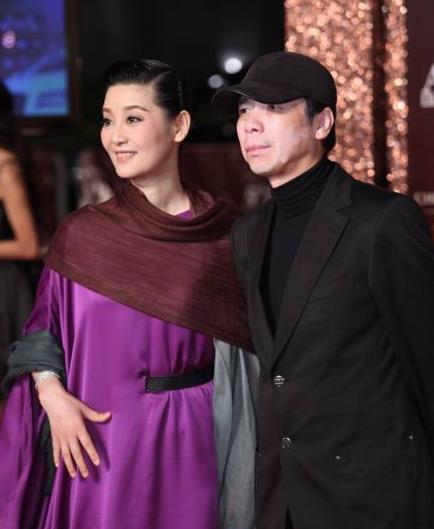 原创她曾被王志文狠心抛弃，嫁大9岁冯小刚，婚后因遗传病不敢生孩子